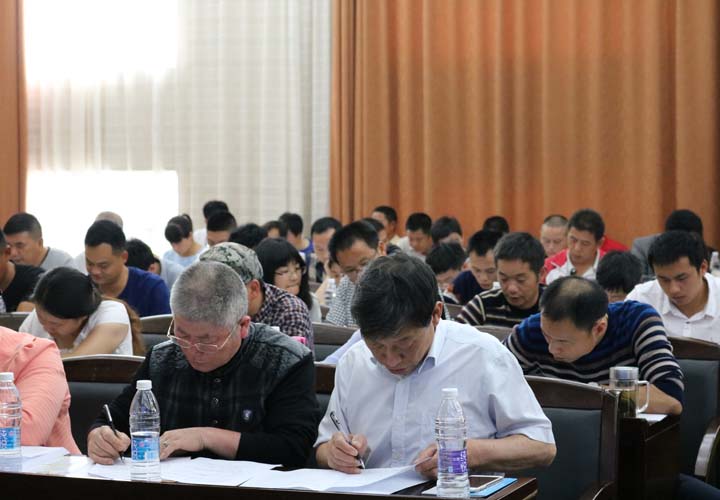 湖南省绿色食品内检员培训班 学员们在认真的考试中 