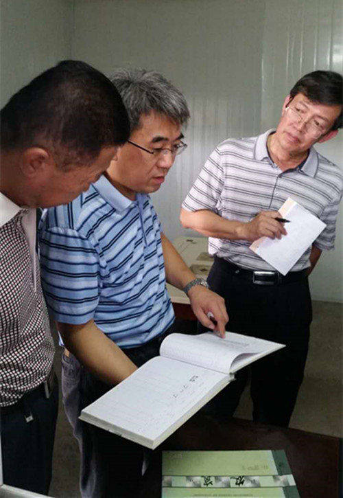 农业部农产品质量安全中心温少辉副处长在企业查看生产记录 