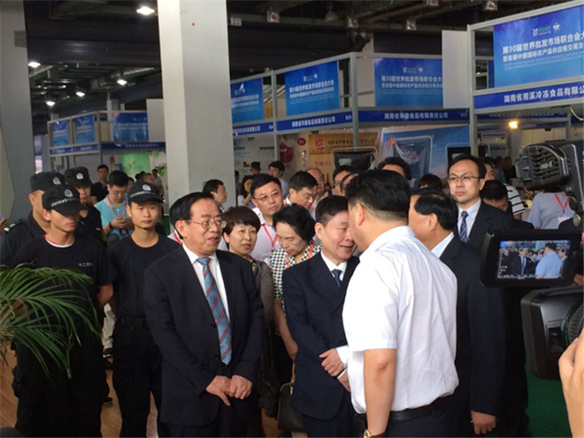 国务院参事、全国城市农贸中心联合会高级顾问、农业部农村经济研究中心研究员刘志仁一行巡视展会现场
