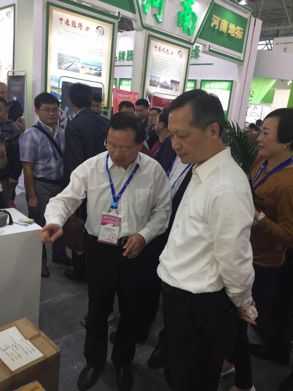 湖南省绿办朱建湘主任（左一）陪同云南省省委常委、纪委书记张硕辅（右一）巡视湖南省地标馆