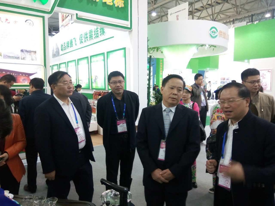 湖南省绿办朱建湘主任（右一）陪同湖南省农委刘宗林主任（右二）、唐建初（左一）总农艺师巡视湖南省地标馆