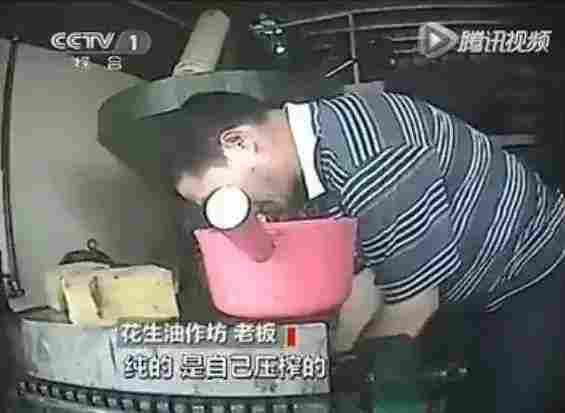 花生油作坊老板声称花生油是纯的 是自己压榨的