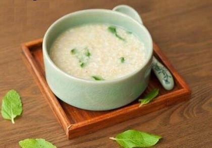 咽炎的食疗偏方：薄荷冰糖粥