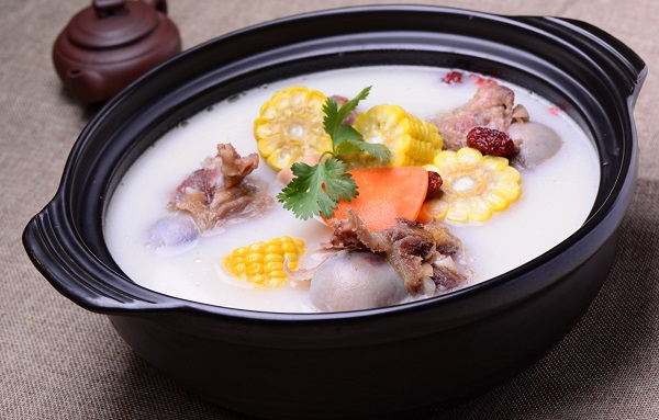 适合老年人补钙的食物：骨头汤