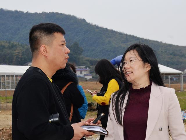 湖南电台记者采访朱向辉女士
