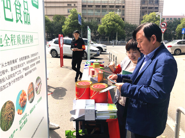 这是一张绿色食品宣传行动之一 进社区的配图